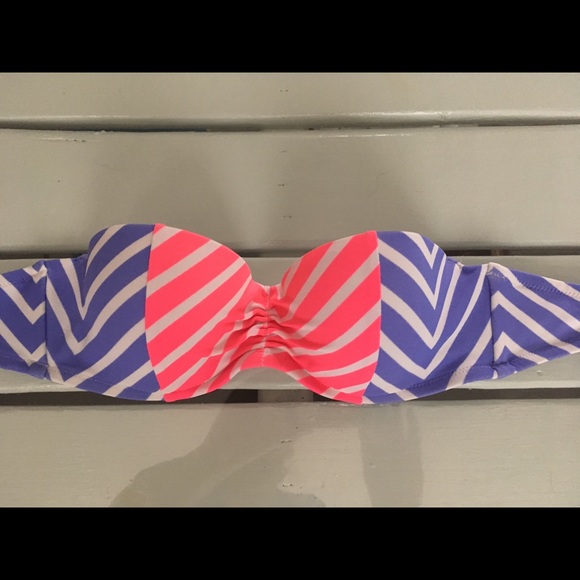 Victoria’s Secret Bikini - Picture 6 of 8